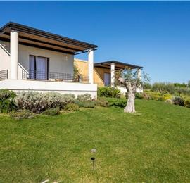 4 bedroom villa with pool near Noto, sleeps 8